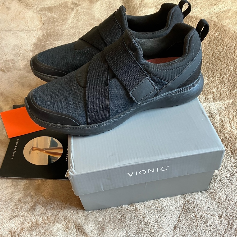 Women’s Vionic slip on sneakers 8w black with box